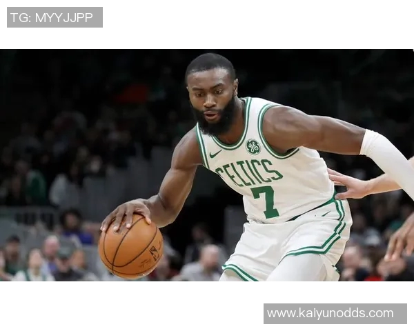 杰伦布朗半场表现出色普理查德助攻频繁两人联手引领球队攻势